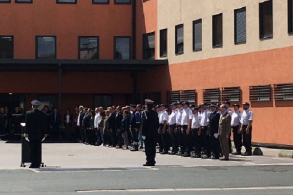 Au commissariat d'Albi, les policiers rendent hommage à leurs collègues tués à Magnanville (78) lundi soir.