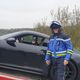 Batman, au volant de sa Porsche immobilisée, prend la pose avec un gendarme ardennais.