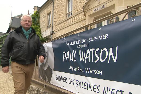 Philippe Chanu, le maire de Luc-sur-Mer (Calvados), a fait afficher une banderole en soutien à Paul Watson devant sa mairie.