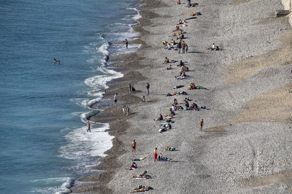 La Méditerranée a perdu 70% de son eau il y a 5,5 millions d'années. La plage à Nice en novembre 2023.