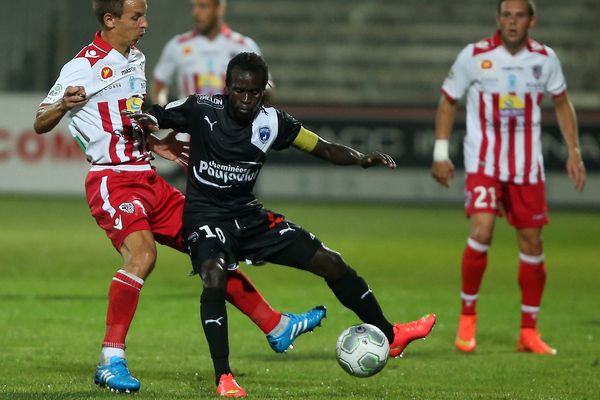 Pedretti (Ajaccio) a la lutte avec Diaw (Niort).