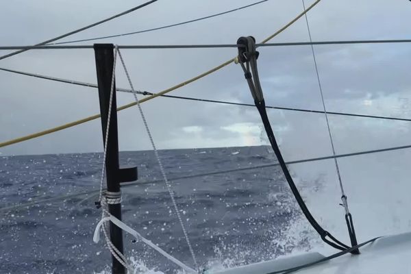 La mer est peu agitée pour le moment à l'approche du Pot-au-Noir