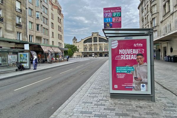 25 août 2022 : arrêt de bus devant la gare de Rouen avec une affiche annonçant le nouveau réseau "Astuce" de la rentrée de septembre