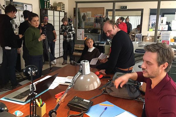 Tournage de "Meurtre à Lisieux" dans une ancienne école reconvertie en commissariat avec Marie-Anne Chazel dans le rôle principal