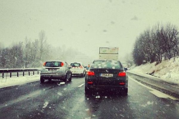 La route n'était pas particulièrement blanche mais l'autoroute était noire de monde