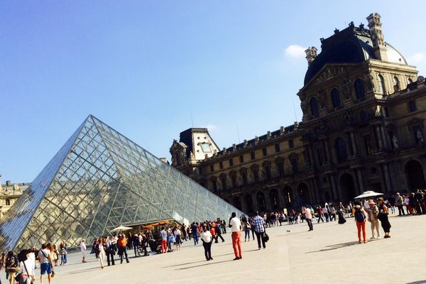 La pyramide du Louvre sous le soleil, à Paris. 