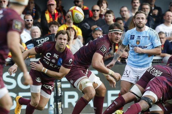  Yann Lesgourgues tente la passe lors du match de Top 14 entre l'UBB et Perpignan, le 2 décembre 2018 au stade Aimé Giral. 
