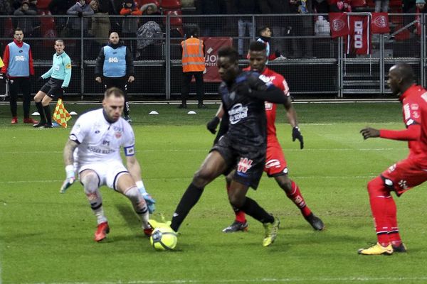 Le joueur niçois Mario Balotelli a "entendu des cris de singe à son encontre" lors du match Dijon-Nice qui a eu lieu samedi 10 février 2018