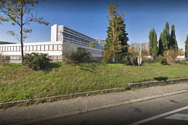 Le collège Raymond Badiou se situe dans le quartier de la Reynerie à Toulouse