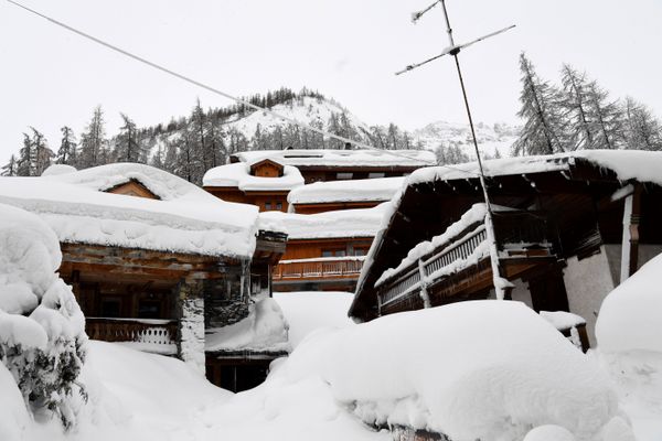 Des chalets recouverts de neige à la station de Val d'Isère (Savoie) le 9 janvier 2018.