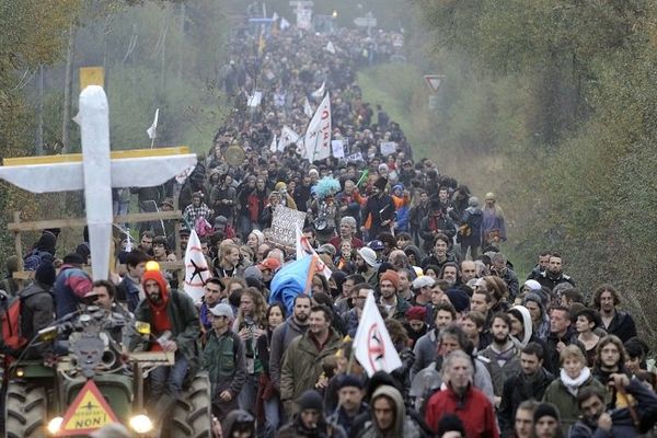 La longue marche des opposants à l'aéroport de Notre-Dame-des-Landes a rassemblé de 13 000 à 40 000 participants selon les sources