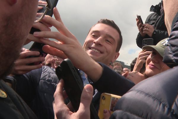 Jordan Bardella, chef de file du Rassemblement national, était en visite le 21 avril 2024 à la foire de Beaucroissant, en Isère.