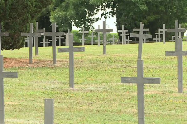 Le cimetière allemand de Moulin-sous-Touvent a été crée en 1920, près de 2 000 soldats y reposent.