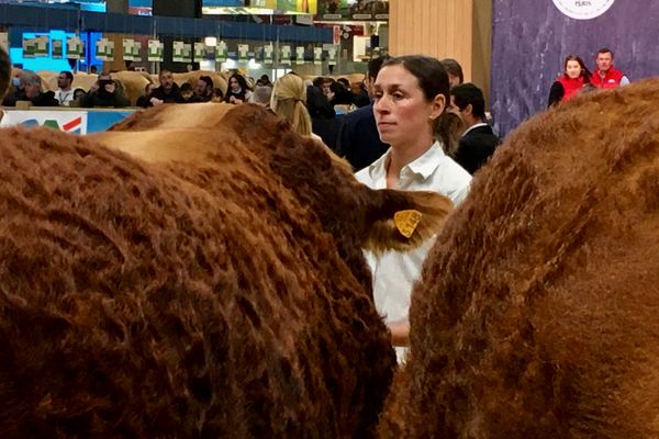 Fabienne, une des trois filles de l'élevage de bovins Pimpin du Limousin