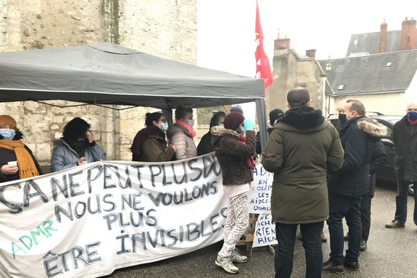 Piquet de grève des aides à domicile de l'ADMR 41 devant la mairie de Blois ce mercredi 6 janvier 2021. Marc Gricourt, le maire de Blois, est venu leur témoigner son soutien. 