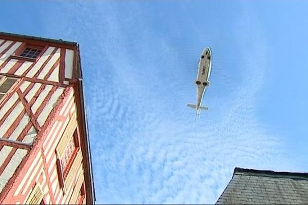 Un hélicoptère du Samu de l'Yonne a effectué un vol stationnaire pendant plusieurs minutes près de la cathédrale d’Auxerre, où se déroulaient les obsèques de l'ex-urgentiste Jean-Louis Hussonnois.