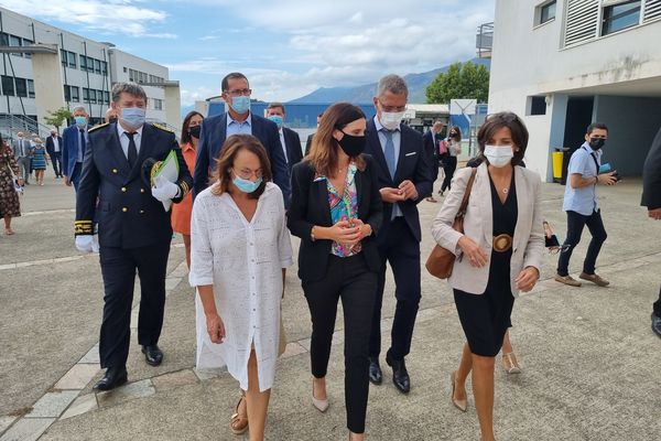 Nathalie Elimas (à droite) en compagnie de la principale du collège, des élus de la région bastiaise et du préfet de Haute-Corse