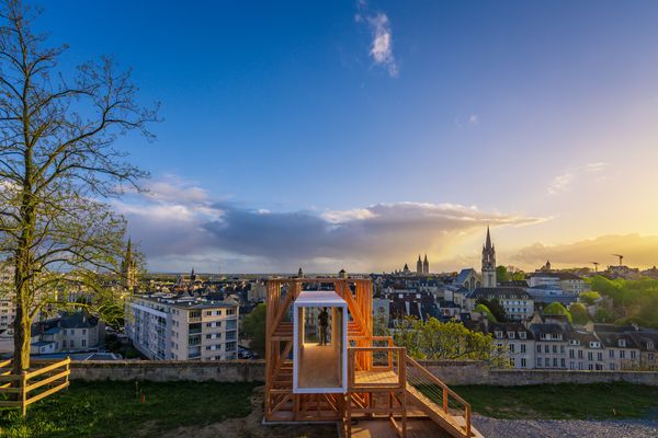 L'abri-objet, conçu par le designer et scénographe Benjamin Tovo, est situé sur les remparts du château Les couchers de soleil