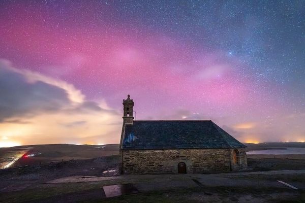 Aurore boréale au-dessus du Mont Saint-Michel de Brasparts (Finistère) dans la nuit du 05 au 06 Novembre 2023.