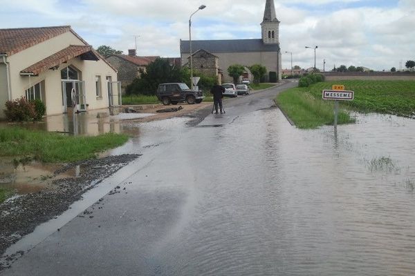 L'entrée du village de Messmé (86) encore envahie par les eaux