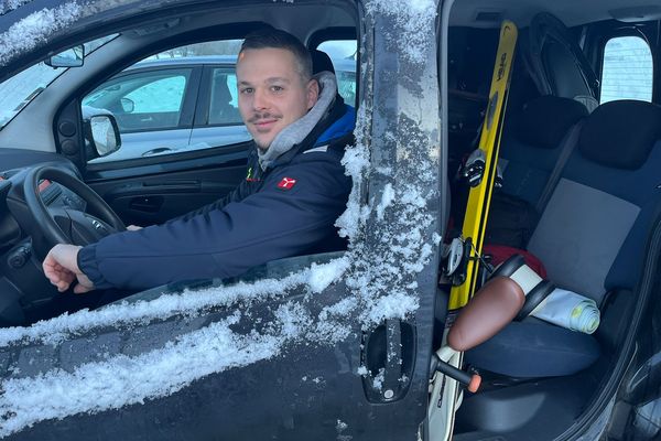 Florian de Louches (Pas-de-Calais) a décidé de prendre ses skis dans la voiture pour s'amuser s'il a un peu de temps libre, ce jeudi 9 janvier 2025.