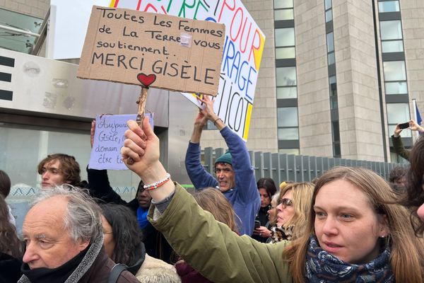 Devant le tribunal , les pancartes et le soutien à Gisèle Pelicot