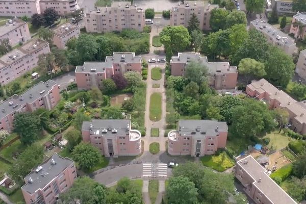 Construite dans les années 30, la cité jardin de la Butte-Rouge s'inspire du style allemand Bauhaus