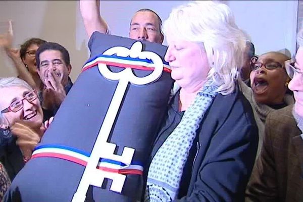 Michèle Picard et André Gerin (à droite) lors de la victoire de 2015. La maire de Vénissieux retrouve son fauteuil après une nouvelle élection faisant suite à l'annulation de celle de 2014.