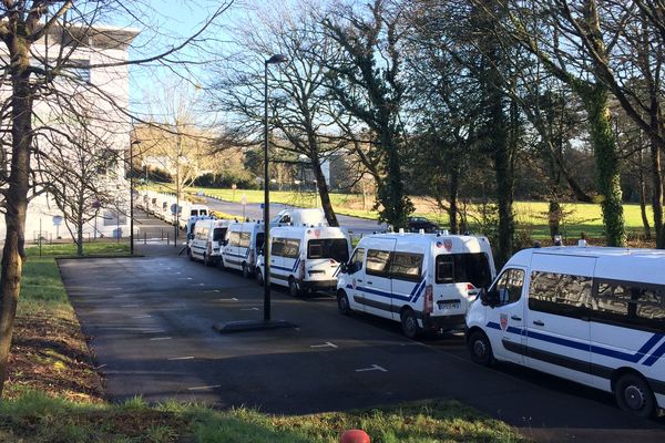 Le 07 mars 2018, le château du campus Tertre étaient évacué après avoir servi d'accueil pour les migrants. Puis au printemps, deux amphithéâtres ont été occupés par les étudiants qui contestaient la loi ORE.