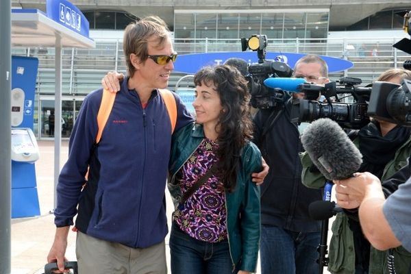 Marc Poncin, survivant de l'avalanche du Manaslu au Népal, à son arrivée à l'aéroport de Lyon Saint-Exupéry le 25 septembre 2012