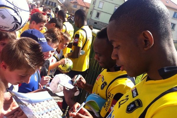 Cédric Bakambu, l'attaquant du FC Sochaux s'est plié de bonne grâce comme tous ses coéquipiers à la séance de dédicaces mercredi dernier