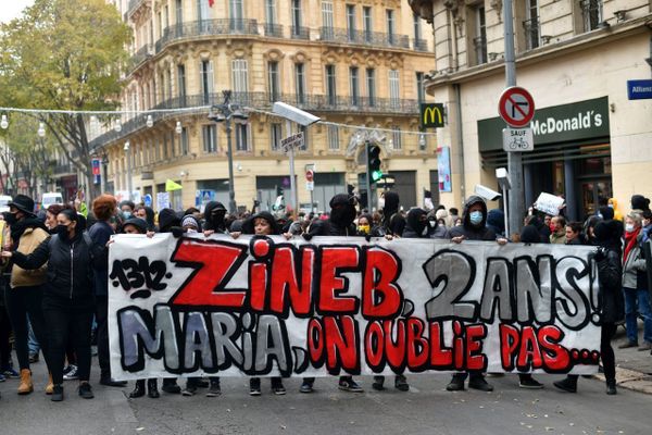 Des manifestants rendent hommage Zineb Redouane tuée par un tir de gaz lacrymogène à Marseille.