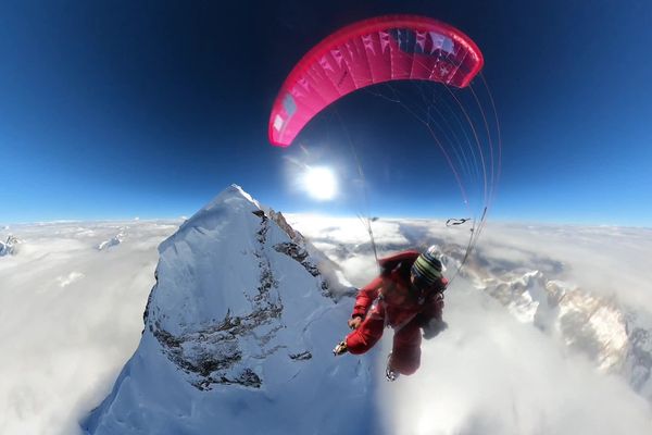 Le 28 juillet 2024, Jean-Yves Fredriksen descend en parapente du K2, au Pakistan.