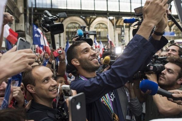 Mahiédine Mekhissi au milieu de ses fans à l'arrivée du train de l'équipe de France à Paris - Gare de Lyon.