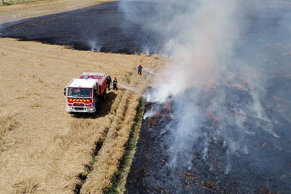 A Pont-Saint-Mard, les pompiers sont intervenus alors que 30 hectares de récolte étaient menacés par les flemmes. 