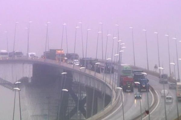 Le pont de Normandie bloqué par les agriculteurs à l'été 2015