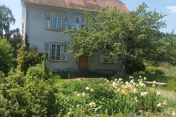 Le presbytère est à l'abandon depuis des années. C'est la bâtisse la plus typique du village de Geishouse.