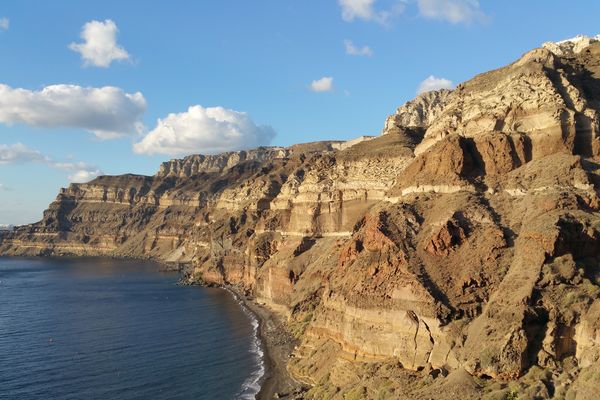 La falaise de la caldera du Santorin en Grèce. Les différentes couches se sont formées à part des grandes éruptions explosives de ce volcan dans le passé.