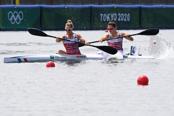 Manon Hostens (à gauche) et Sarah Guyot se qualifient pour les demi-finales du 500 m K2 aux JO de Tokyo