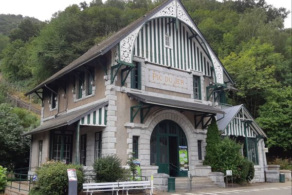 Lourdes La Foudre Provoque L Arret Brutal D Un Funiculaire Faisant Une Dizaine De Blesses