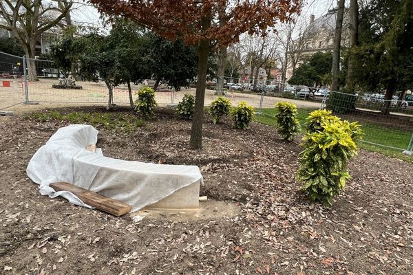 Les travaux d'installation du monument ont eu lieu ces derniers jours dans le jardin du Rocher, à Troyes (Aube).