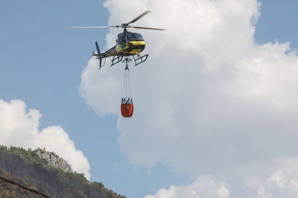 Image d'illustration. Un hélicoptère bombardier procède à des opérations d'écopage sur le lac d'Annecy à proximité de Talloires (Haute-Savoie). Il est demandé d'éviter le secteur.