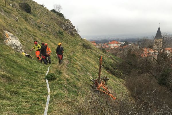 Mercredi 8 janvier, des experts sont sur place à La Roche-Blanche, dans le Puy-de-Dôme, afin de protéger une zone contre les éboulements. 