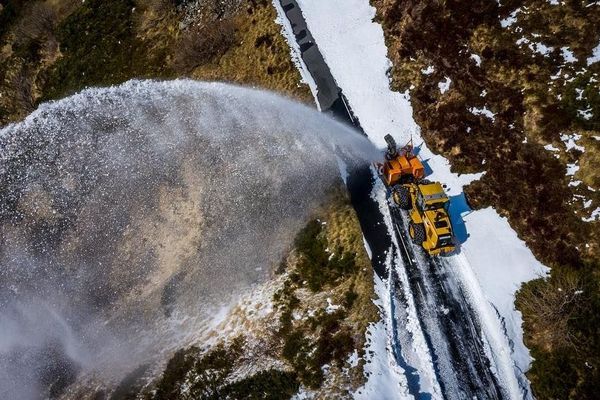 La route du Pas de Peyrol dans le Cantal lors de son déneigement le 9 avril. 