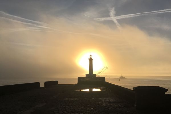 Lever de soleil sur le Vieux Môle à Saint-Nazaire