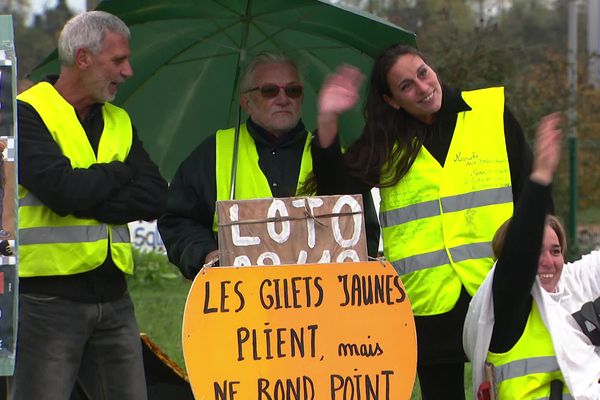 Des gilets jaunes sont revenus sur le rond point de l'Ain où ils ont passé des mois