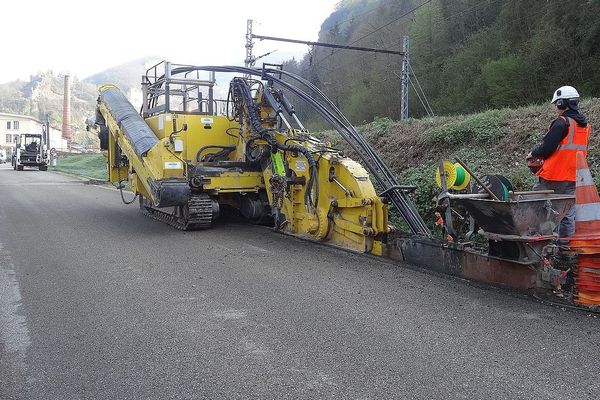 (Archives) Installation d'une tranchée de fibre optique à Saint-Rambert-en-Bugey, un village de la région Auvergne-Rhône-Alpes