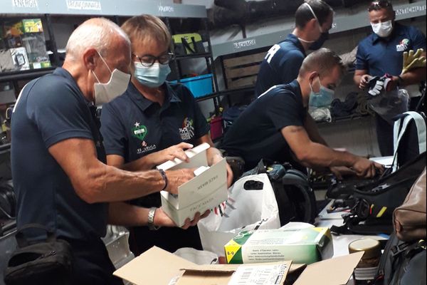 L'équipe des Pompiers Humanitaires Français, en pleine préparation du matériel avant son départ de Saint-Etienne pour une mission d'urgence au Liban. Jeudi 5 août 2020.