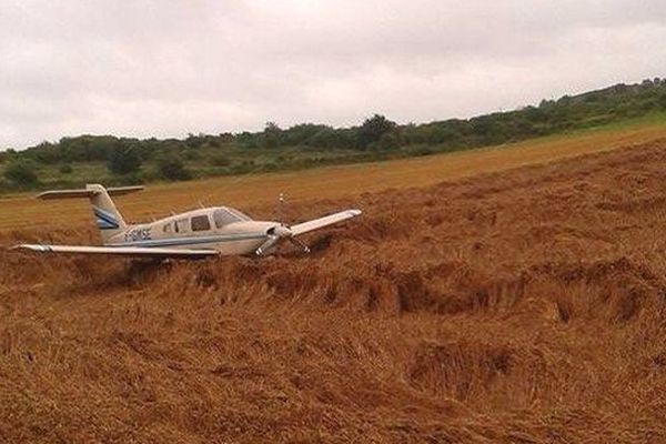 L'avion a atterri dans un champ situé juste à côté de l'aéroport de Lille-Lesquin. 