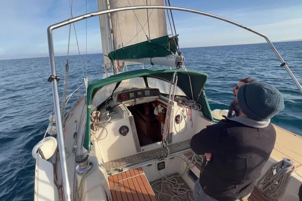 Au large des côtes catalanes, le voilier transportant les agrumes en provenance des îles Baléares est en approche du port de Banyuls-sur-Mer - 2 janvier 2025.